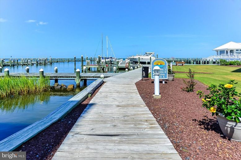Exterior, Lake
