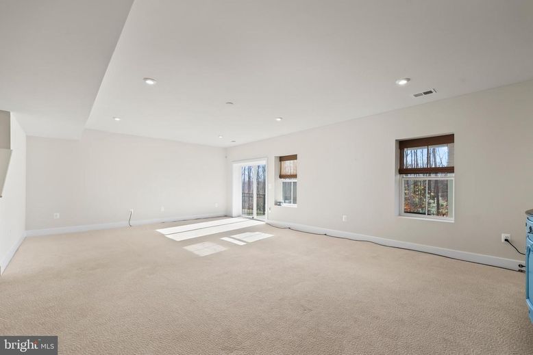 Empty room, Interior, Recessed Lighting