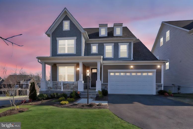Attached, Exterior, Facade, Farmhouse