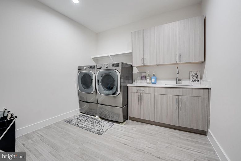 Interior, Recessed Lighting, Washer, Wood Texture Flooring
