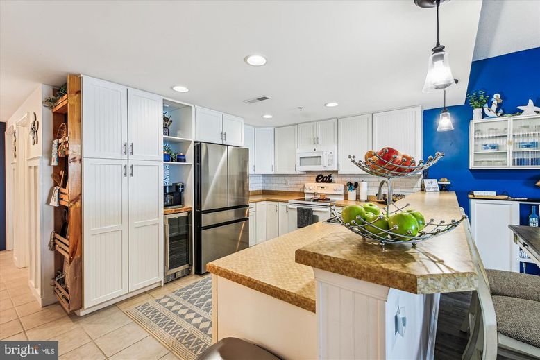 Dining room, Interior, Kitchen, Pendant Lights, Recessed Lighting, Stainless Steel Appliances