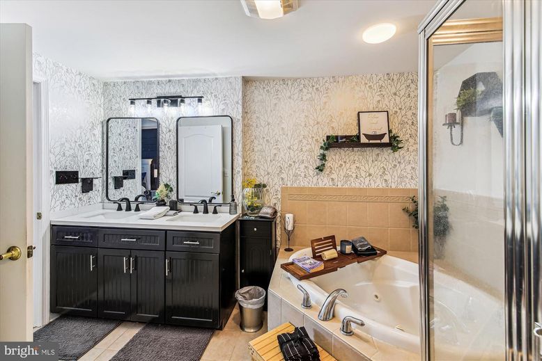 Bathroom, Dual Sink Vanities, Interior