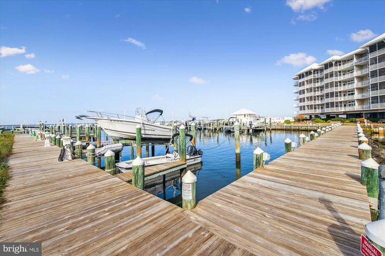 Exterior, Lake