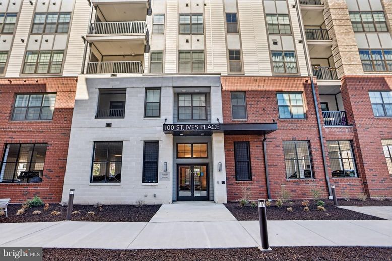 Exterior, Facade, Brick Facade, Rowhouse