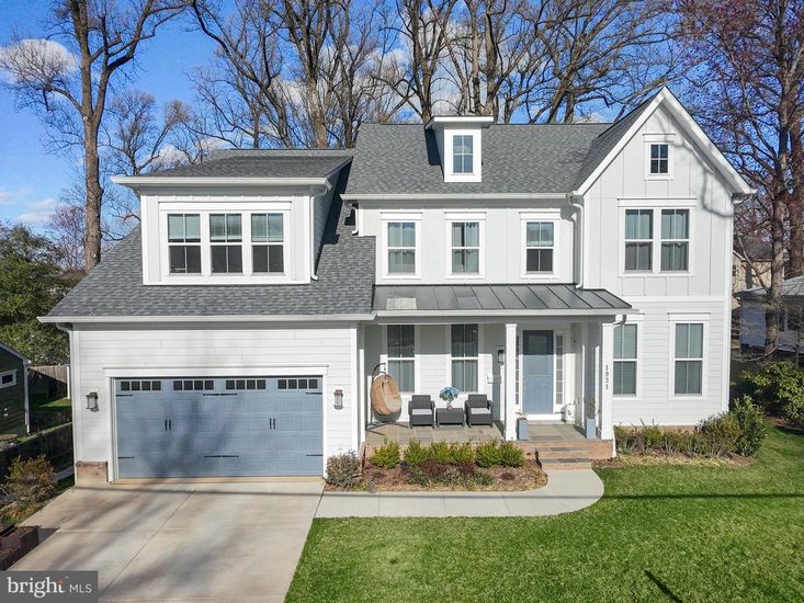 Attached, Exterior, Facade, Farmhouse
