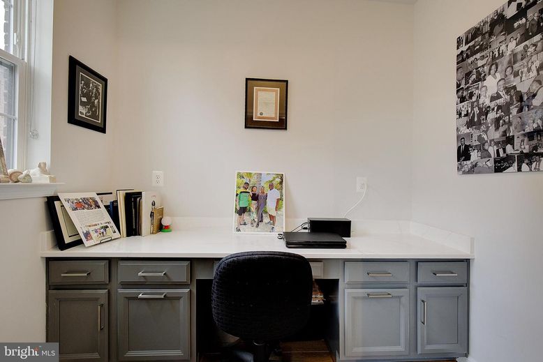 Home Office, Interior