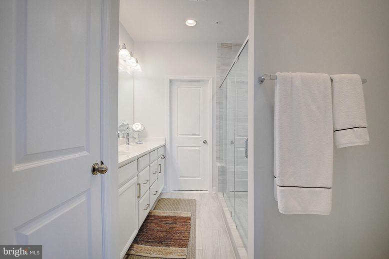 Bathroom, Dual Sink Vanities, Interior, Recessed Lighting
