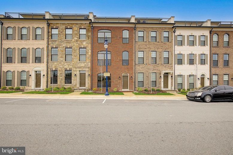 Exterior, Facade, Brick Facade, Rowhouse