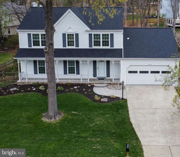 Attached, Exterior, Facade, Farmhouse