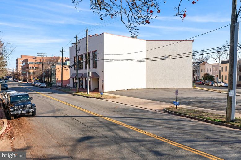 Exterior, Facade, Modern