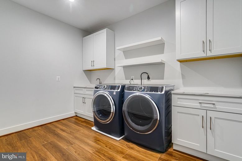 Interior, Recessed Lighting, Washer, Wood Texture Flooring