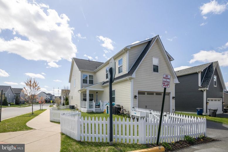 Attached, Exterior, Facade, Farmhouse