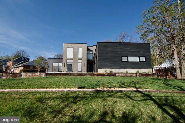 Backyard, Exterior, Facade, Modern