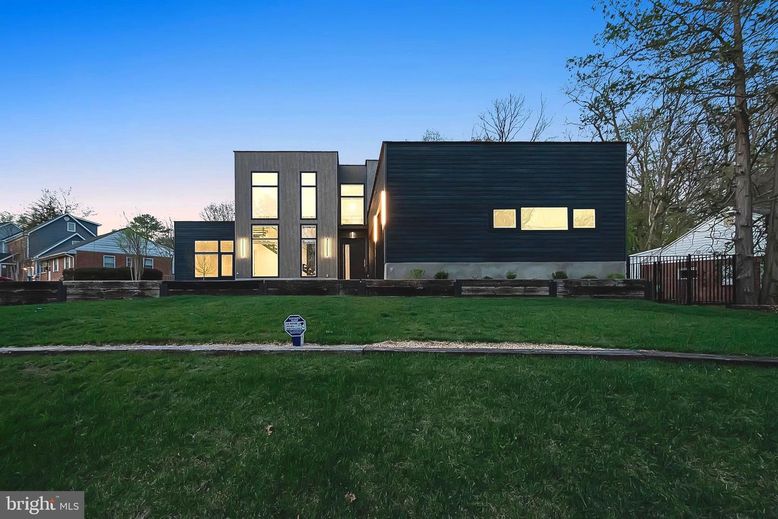 Backyard, Exterior, Facade, Modern