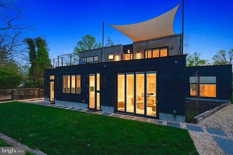Backyard, Exterior, Facade, Modern