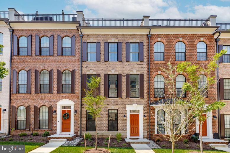 Exterior, Facade, Brick Facade, Georgian