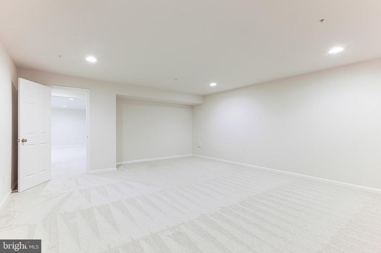 Empty room, Interior, Recessed Lighting