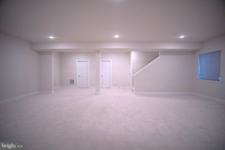 Empty room, Interior, Recessed Lighting