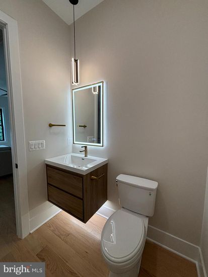 Bathroom, Interior, Pendant Lights, Wood Texture Flooring