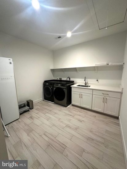 Interior, Recessed Lighting, Washer, Wood Texture Flooring