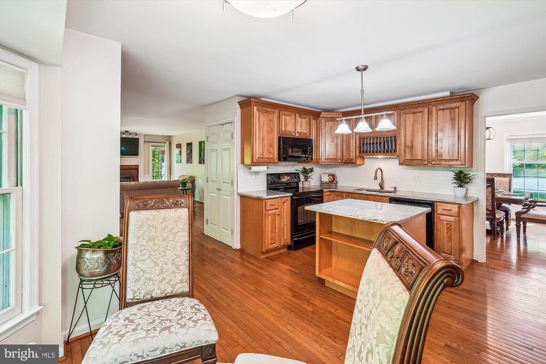 Dining room, Interior, Kitchen, Pendant Lights, Wood Texture Flooring