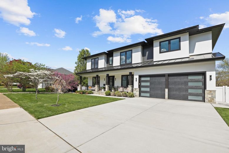 Attached, Exterior, Facade, Modern