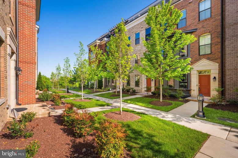 Exterior, Facade, Brick Facade, Rowhouse