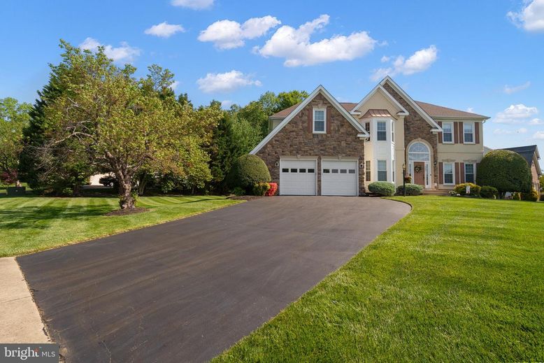 Attached, Exterior, Facade, Brick Traditional