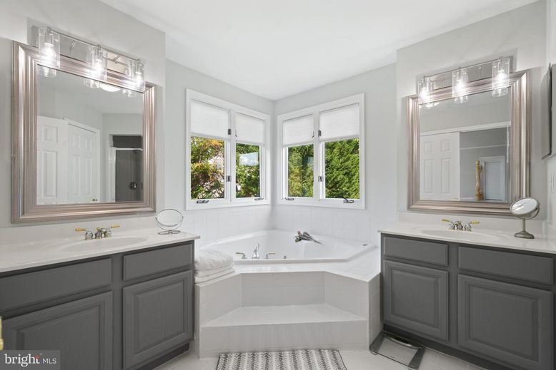 Bathroom, Dual Sink Vanities, Interior