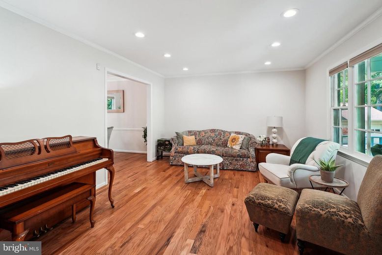 Interior, Living room, Piano, Recessed Lighting, Wood Texture Flooring