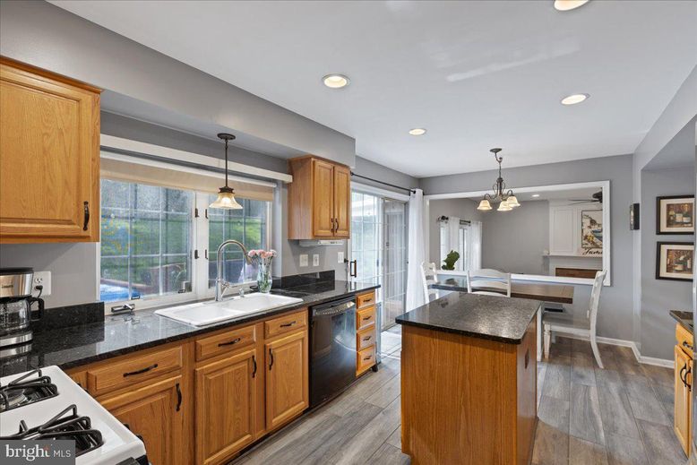 Dining room, Interior, Kitchen, Pendant Lights, Recessed Lighting, Wood Texture Flooring
