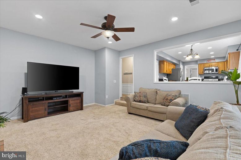 Interior, Kitchen, Living room, Pendant Lights, Recessed Lighting, Stainless Steel Appliances
