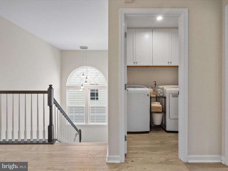 Interior, Pendant Lights, Recessed Lighting, Washer, Wood Texture Flooring