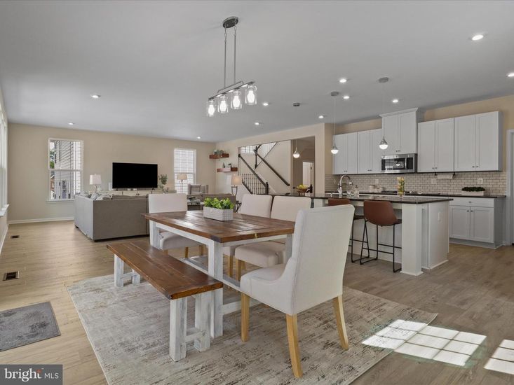 Dining room, Interior, Kitchen, Living room, Pendant Lights, Recessed Lighting, Stainless Steel Appliances, Wood Texture Flooring
