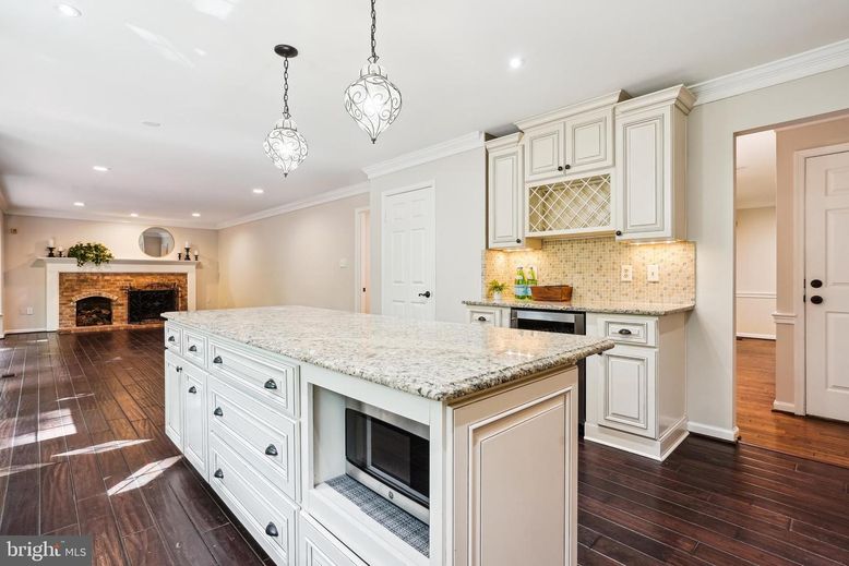 Fireplace, Interior, Kitchen, Pendant Lights, Recessed Lighting, Wood Texture Flooring