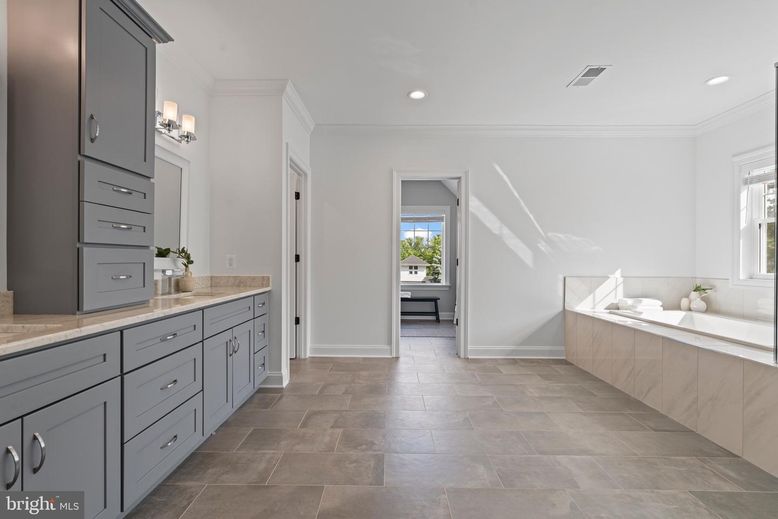 Bathroom, Dual Sink Vanities, Interior, Recessed Lighting