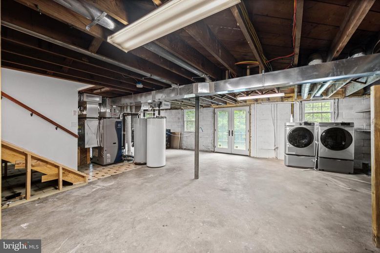 Interior, Washer, Wooden Beams