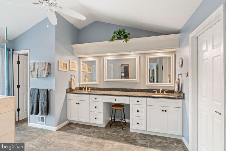 Bathroom, Dual Sink Vanities, Interior, Recessed Lighting