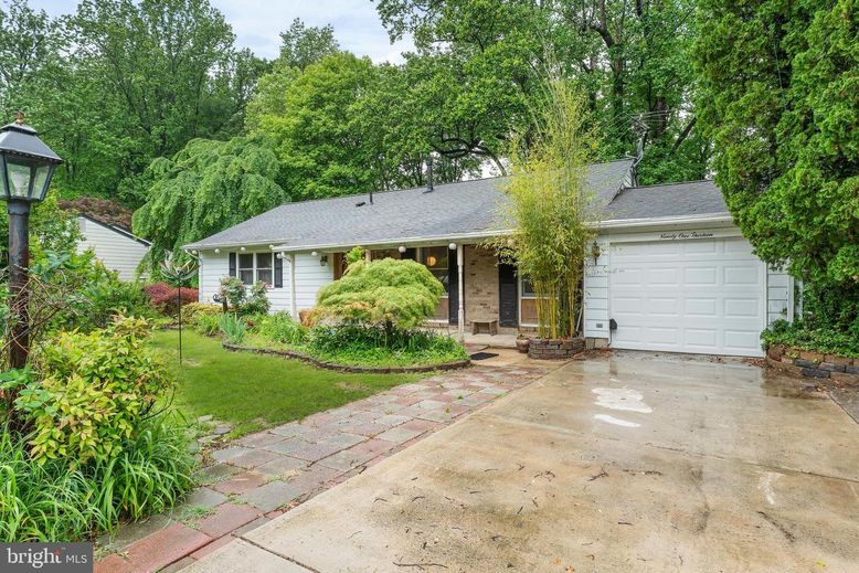 Attached, Exterior, Facade, Ranch