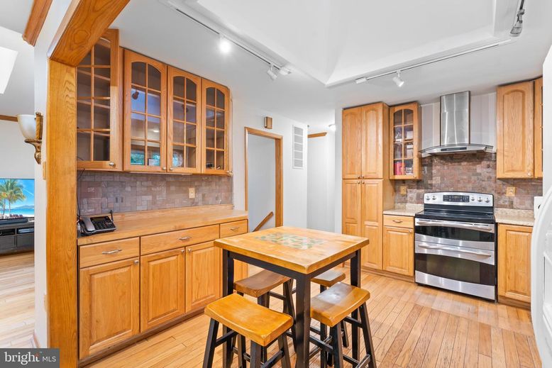 Dining room, Interior, Kitchen, Stainless Steel Appliances, Wood Texture Flooring