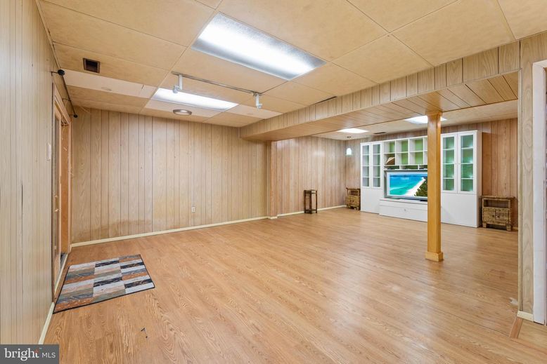Empty room, Interior, Recessed Lighting, Wood Texture Flooring, Wooden Walls