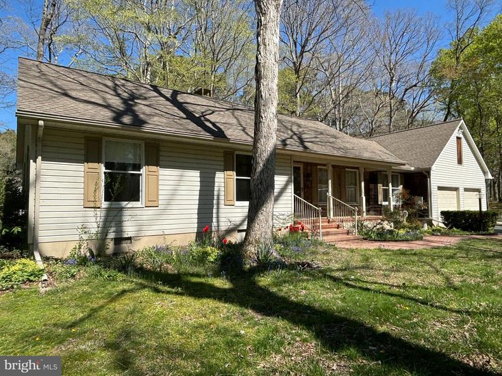 Attached, Exterior, Facade, Ranch