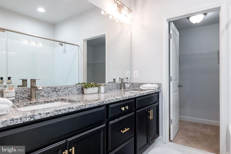 Bathroom, Dual Sink Vanities, Interior, Recessed Lighting