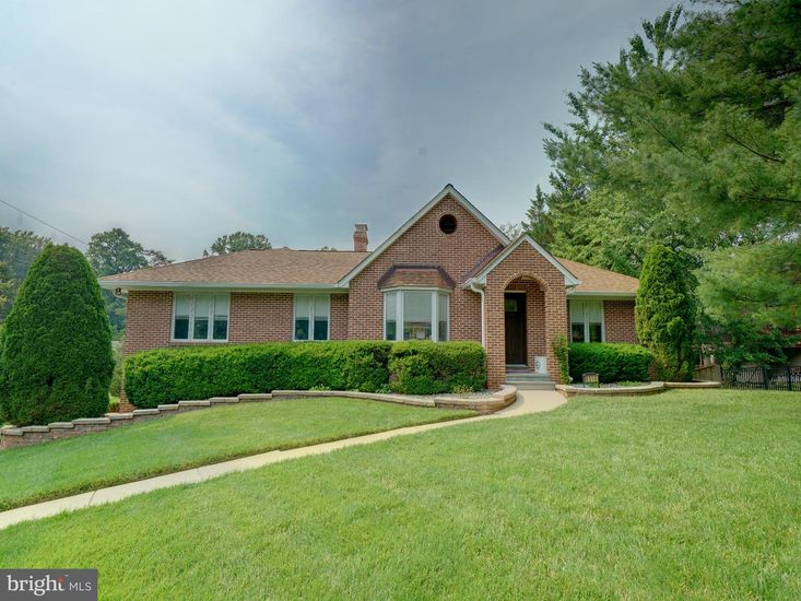 Backyard, Exterior, Facade, Brick Facade, Brick Traditional