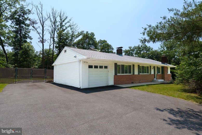 Attached, Exterior, Facade, Brick Facade, Ranch