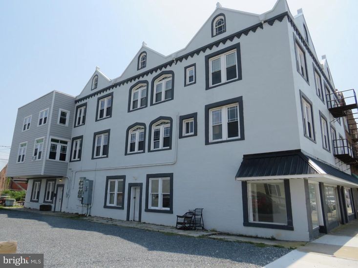 Exterior, Facade, Rowhouse