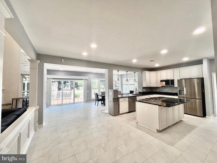 Dining room, Interior, Kitchen, Pendant Lights, Recessed Lighting, Stainless Steel Appliances