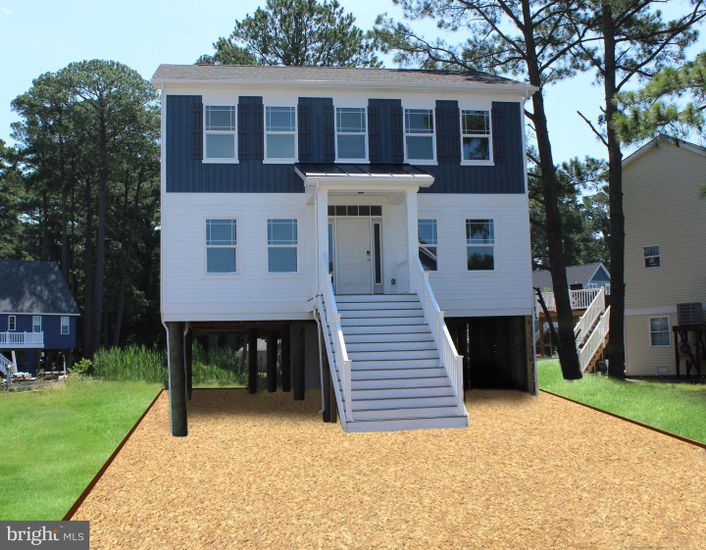 Exterior, Facade, Raised Ranch