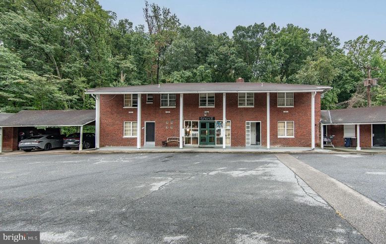 Exterior, Facade, Brick Facade, Georgian