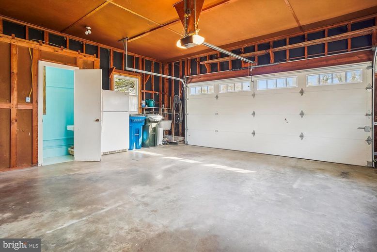 Garage, Interior